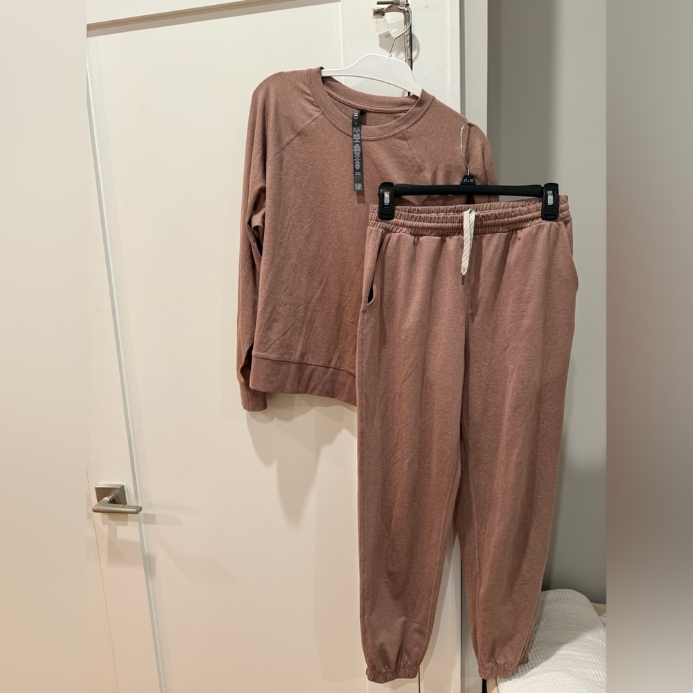 Vuori Women's Crew Neck Sweater and Jogger Set (performance jogger)
